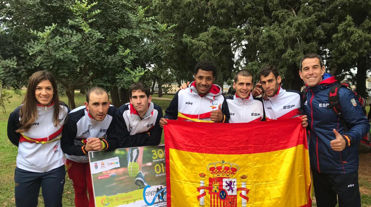 Christian Epitié (justo en el centro), con el resto del equipo español en Carovigno (Italia)