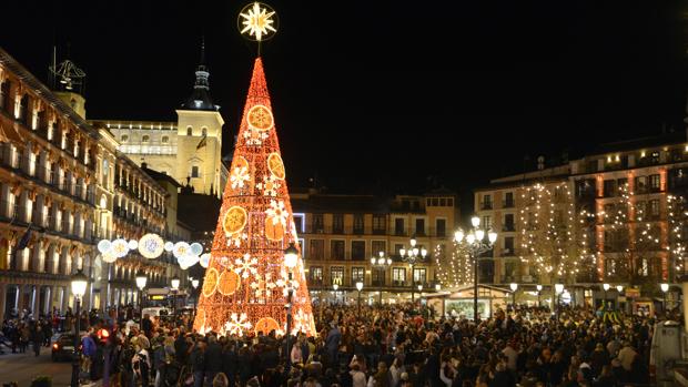 Miles de toledanos llenaron Zocodover para asistir al encendido navideño 2018