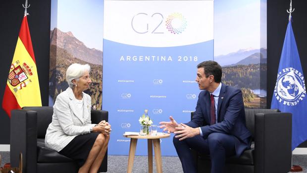 Pedro Sánchez con la directora gerente del FMI, Chistine Lagarde (izda) durante su participación en la cumbre del G20