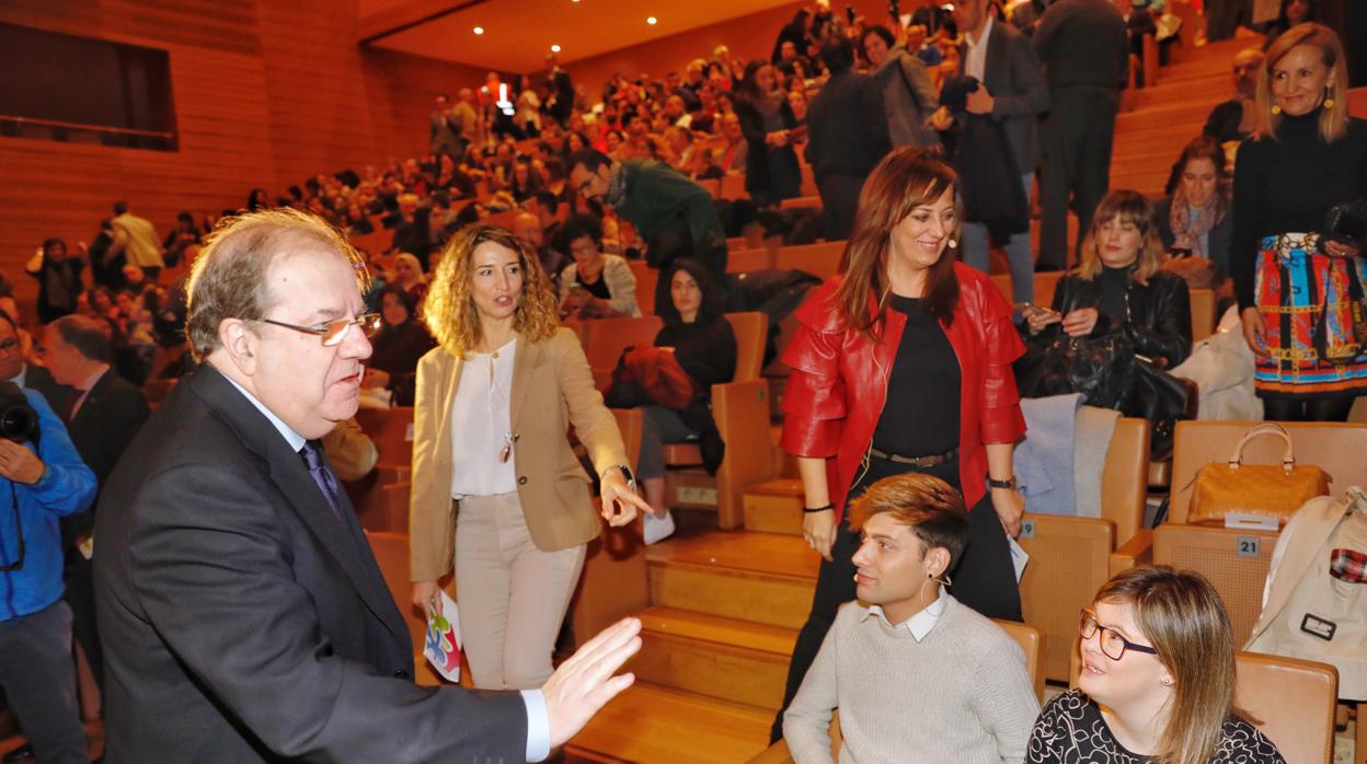 Juan Vicente Herresa saluda a dos de las personas que relataron su experiencia como usuarios de los servicios sociales