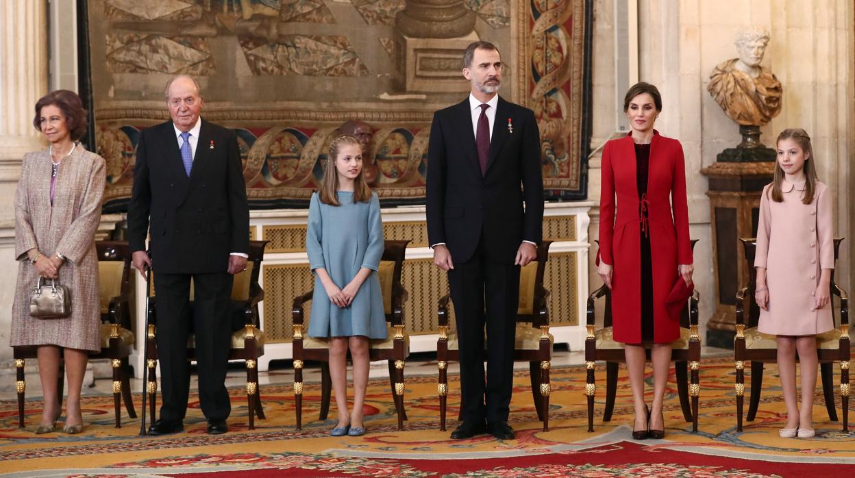 La Familia Real, al completo en el Palacio Real, el pasado enero, cuando Don Felipe impuso el Toisón a la Princesa de Asturias