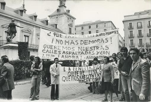 Madrid, 30/04/1977. Manifestación en la plaza de la Villa de la Asociación de Vecinos de Vallecas pueblo, demandando distintas mejoras