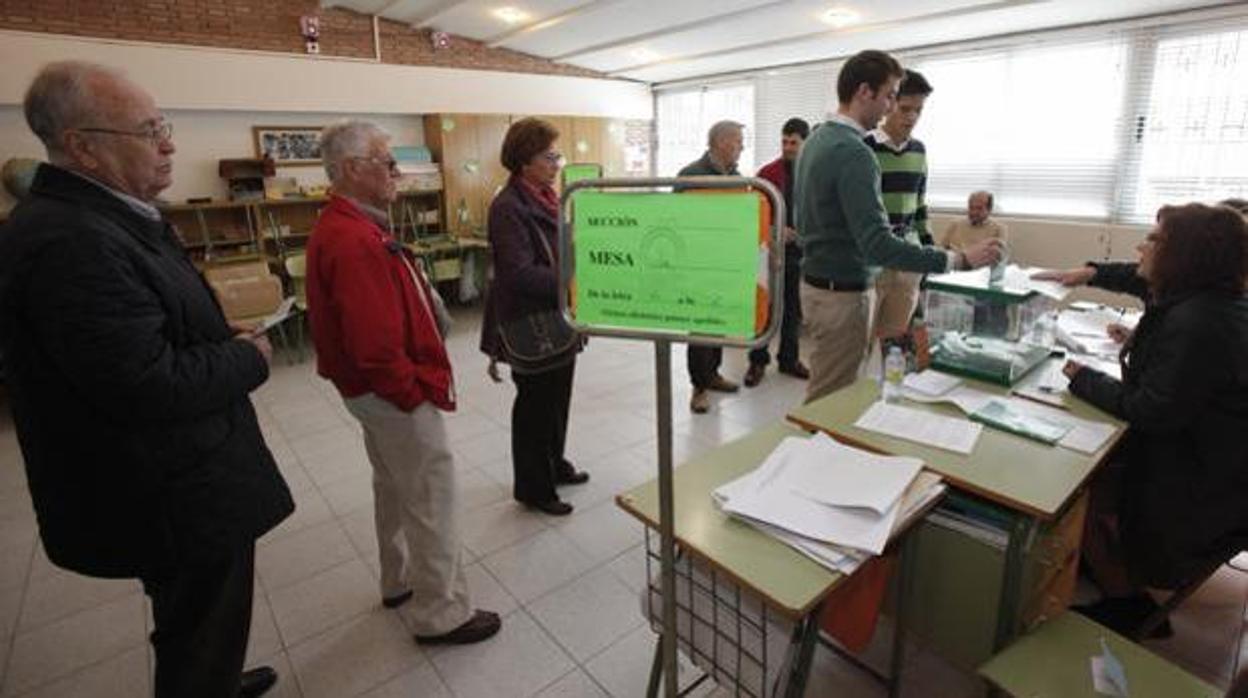 Votantes en un colegio electoral de Andalucía