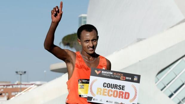 El etíope Leul Gebreselassie gana el maratón de Valencia y bate el récord de la prueba