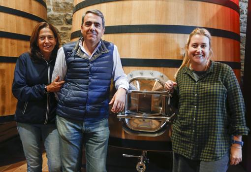 Los propietarios de la bodega María José Galera y Miguel Ángel Alonso, junto a la enóloga, Marta Ramas (dcha.)