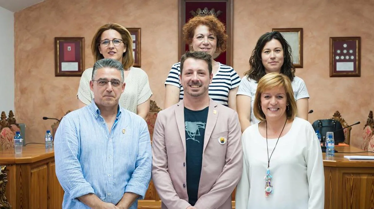El alcalde de la Font de la Figuera (centro), con su equipo de gobierno