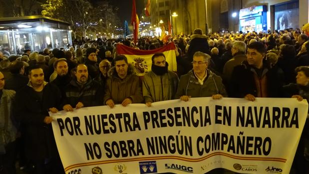Cientos de personas reclaman en Pamplona la permanencia de la Guardia Civil en Navarra