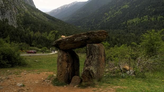 Hallan en un pueblo de Huesca un dolmen prehistórico que llevaba 85 años extraviado