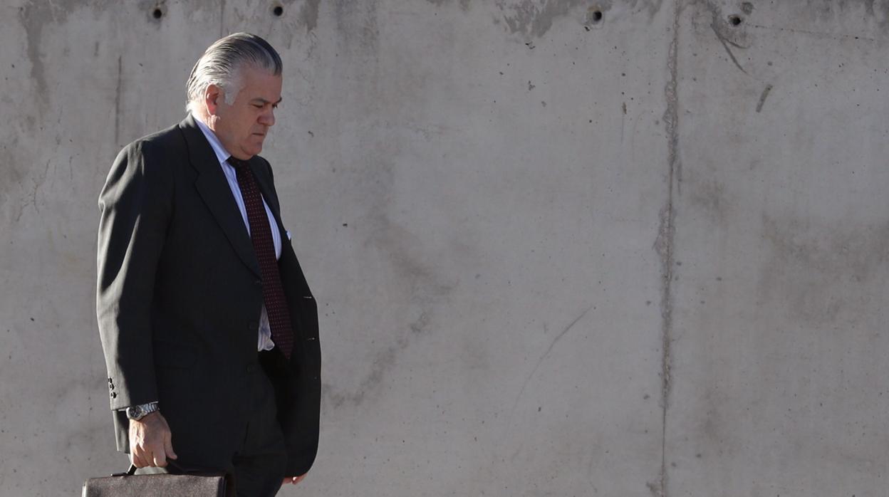 El antiguo tesorero del PP Bárcenas, ahora en prisión, acudiendo a una sesión del juicio contra la Gürtel