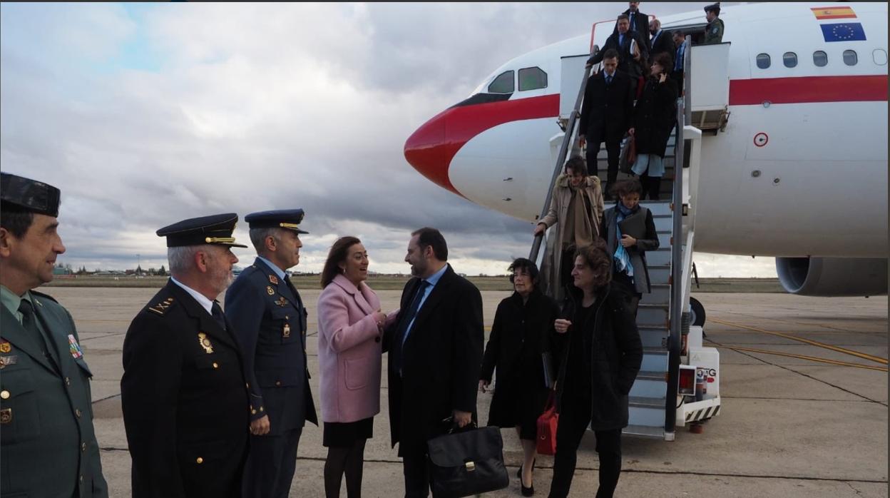 El presidente y los ministros en el momento de descender del Airbus en la base aérea de Villanubla en Valladolid