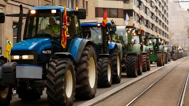 Más de 200 tractores toman Zaragoza para denunciar el empobrecimiento de los agricultores