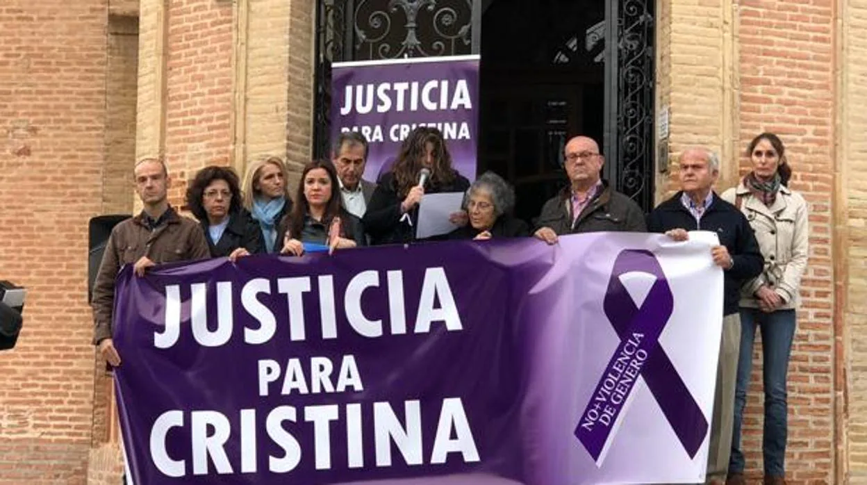 Familiares y el alcalde de Mora, Emilio Bravo, protestaron en octubre para que Jorge Rafael siga en prisión hasta la celebración del juicio