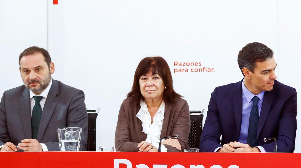 Cristina Narbona, entre el ministro José Luis Ábalos y el presidente del Gobierno, Pedro Sánchez