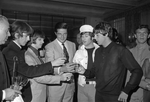 Junto a los Beatles, durante el acto organizado por el Instituto Sherry en el hotel Fénix de Madrid en julio de 1965