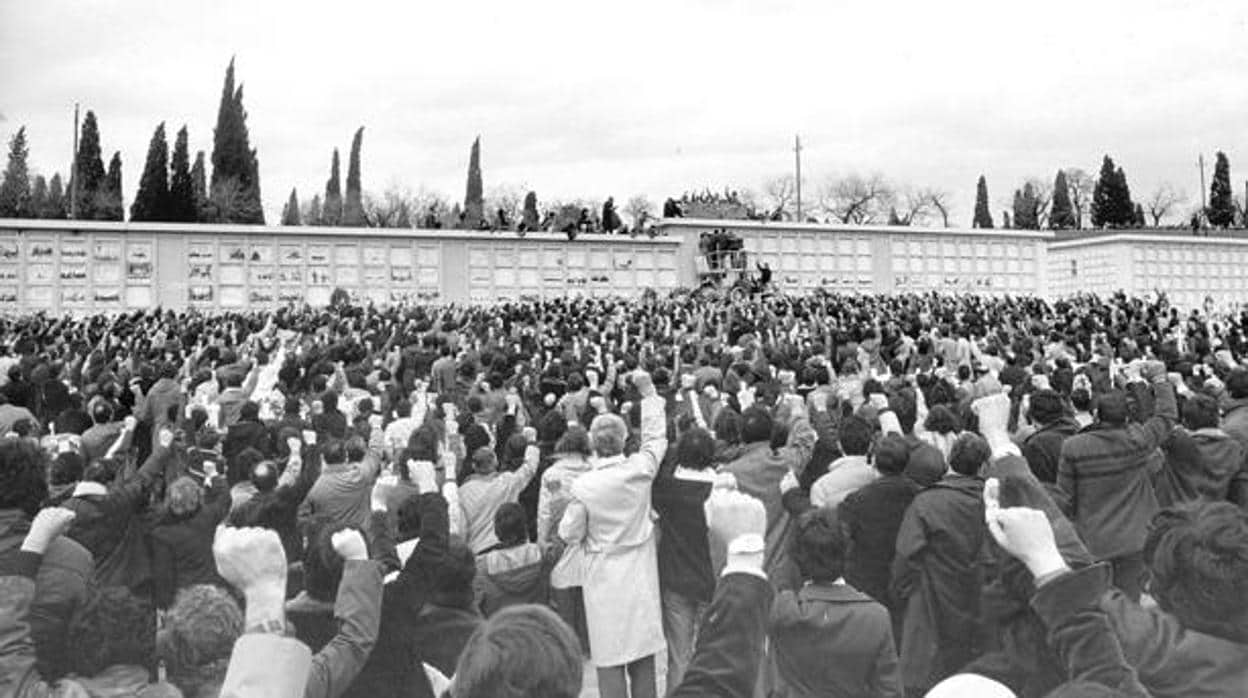 Imagen del entierro de los jóvenes asesinados en Atocha en 1977