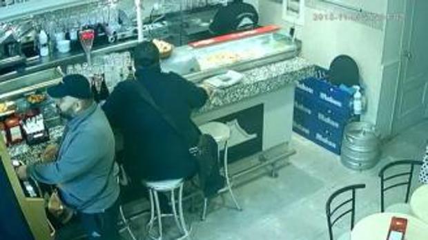 Los dos ladrones que vivían de desvalijar tragaperras en bares de Valencia llenos de gente