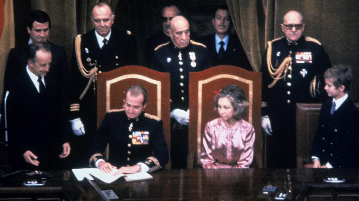 Una vez ratificada por el pueblo, Don Juan Carlos sancionó la Constitución el 27 de diciembre de 1978 ante las Cortes