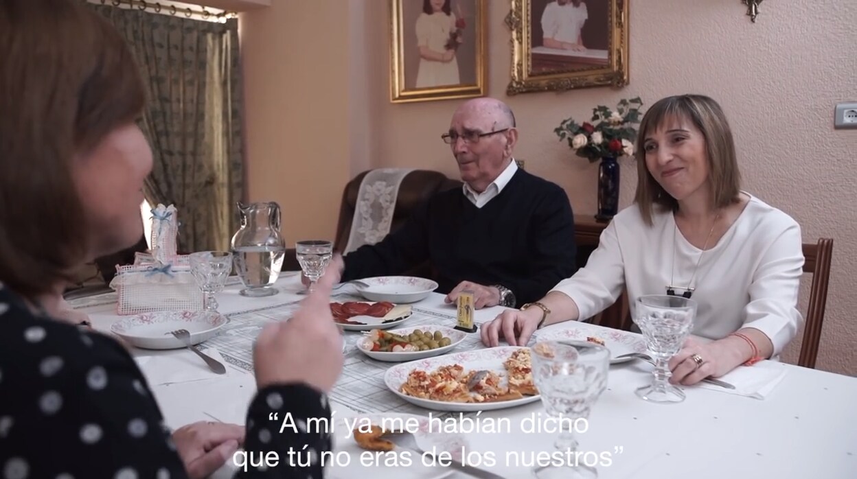 La familia Bonig en la mesa, con la presidenta del PP valenciano en primer plano y su padre enfrente junto a su hermana