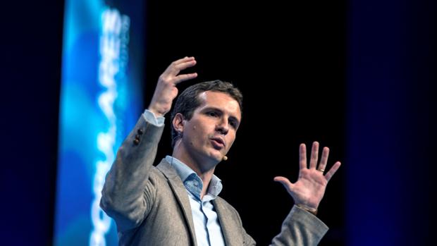 Casado «ruega» a Sánchez que aplique el artículo 155