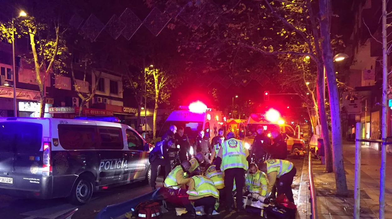 Los servicios sanitariso intentan recuperar al motorista que sufrió un accidente en Madrid