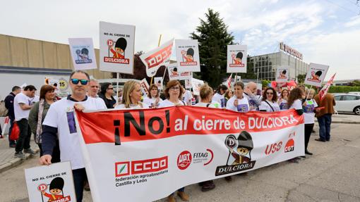 Protesta de los trabajadores de Dulciora contra el cierre de la fábrica en Valladolid