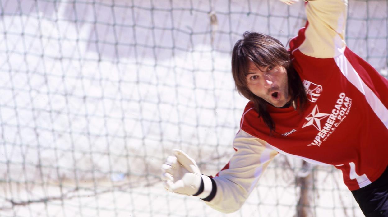 Fotograma de la película El penalti más largo del mundo, con Fernando Tejero en el campo del Puerta Bonita