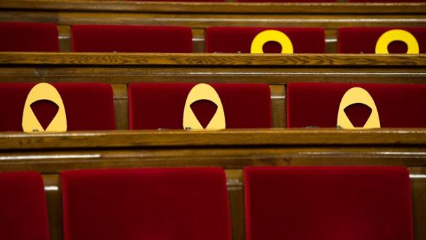 Lazos amarillos en el Parlamento catalán