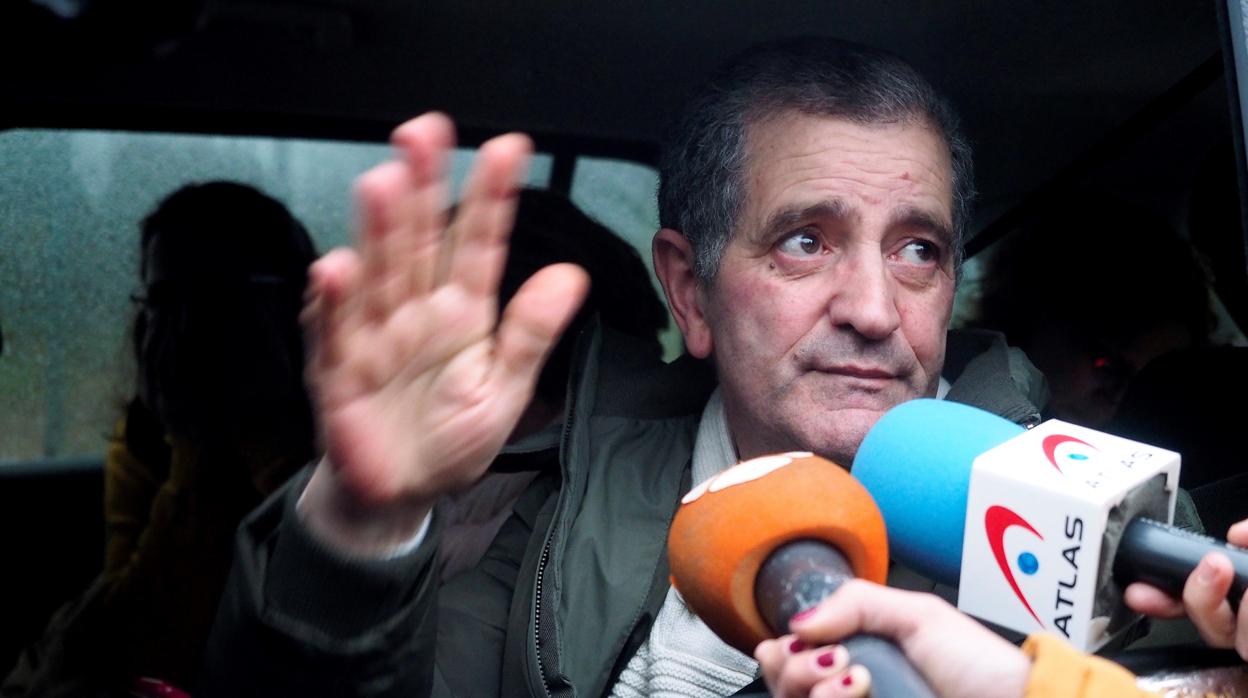 Miguel Rosendo atiende a los medios a su salida del penal de Teixeiro