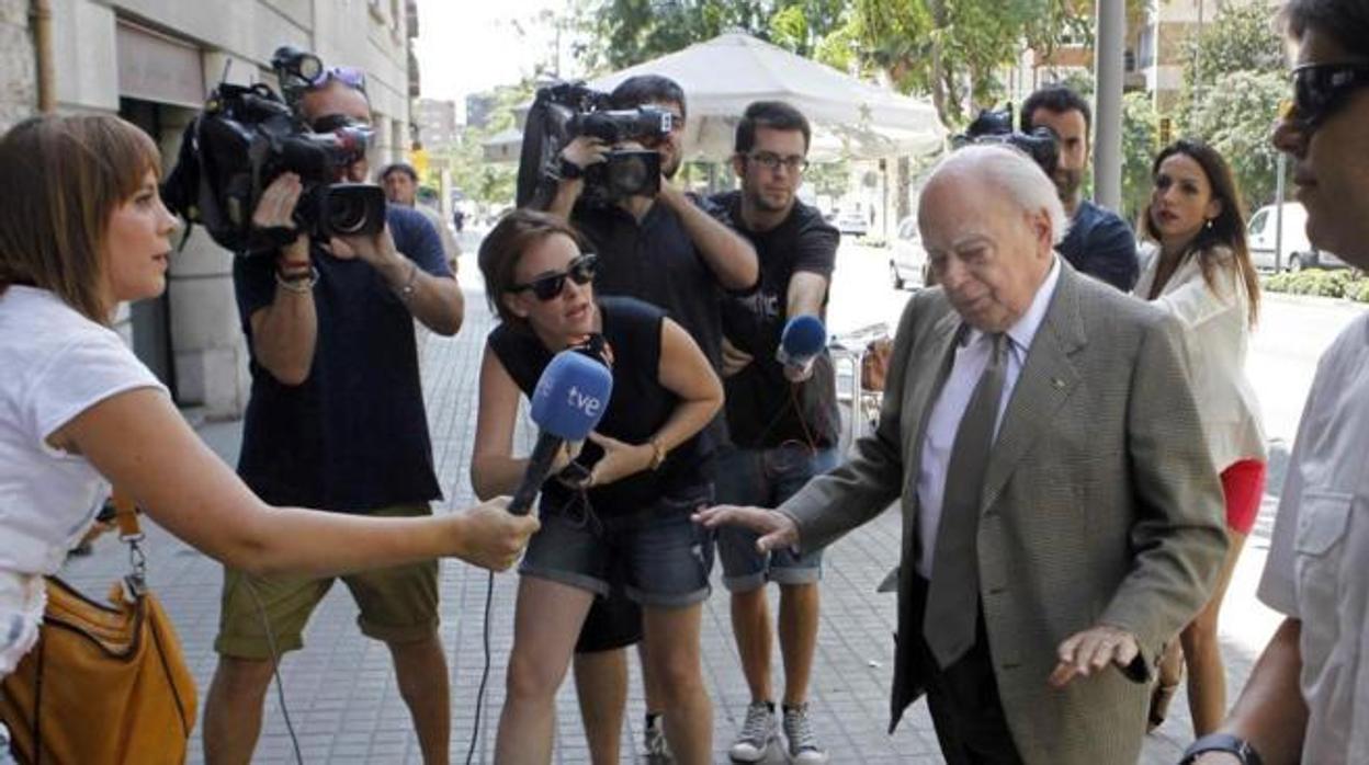 El expresidente Jordi Pujol, en la entrada de su domicilio