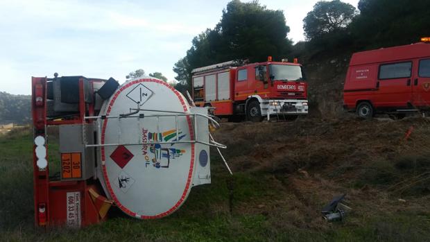 Un camión cargado con 8.000 litros de gasoil vuelca en un campo tras salirse de la carretera