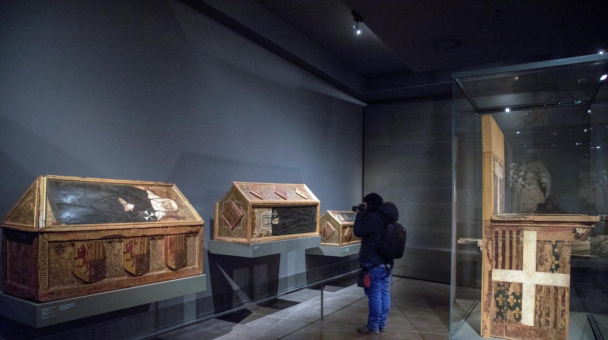 Cajas sepulcrales de prioras de Sijena (siglo XV) cuando aún estaban en el Museo de Lérida