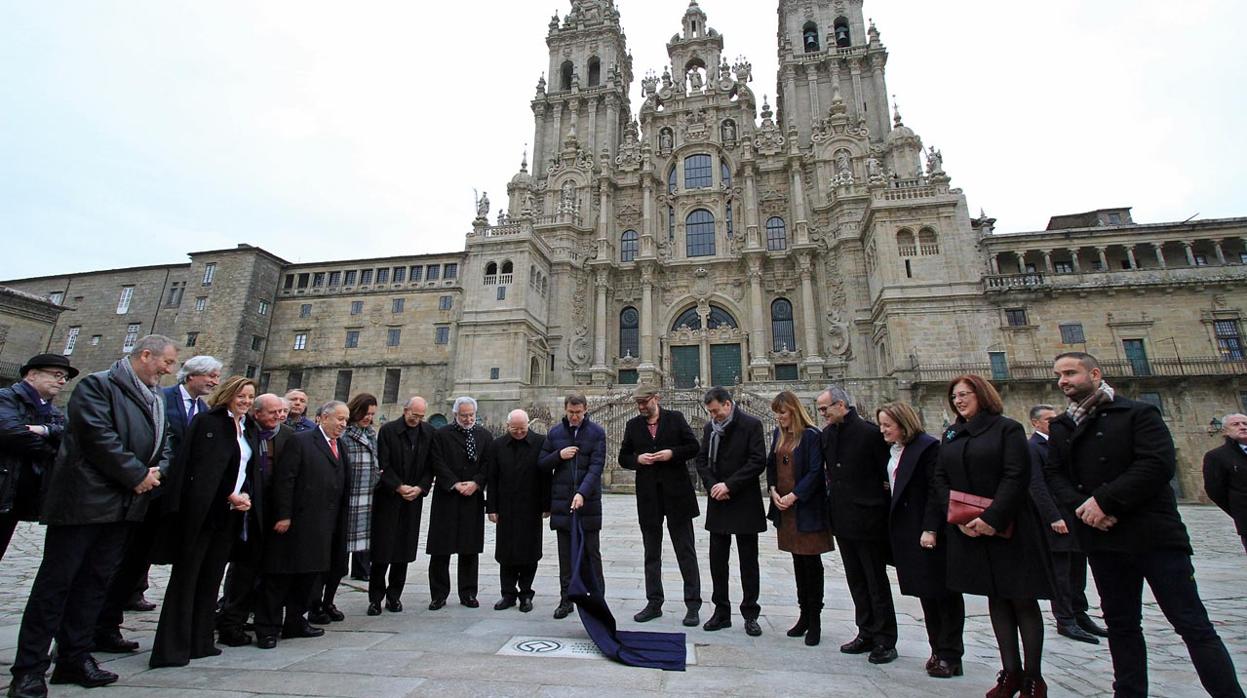 Alberto Núñez Feijóo descubre junto al resto de autoridades la placa conmemorativa en el Obradoiro