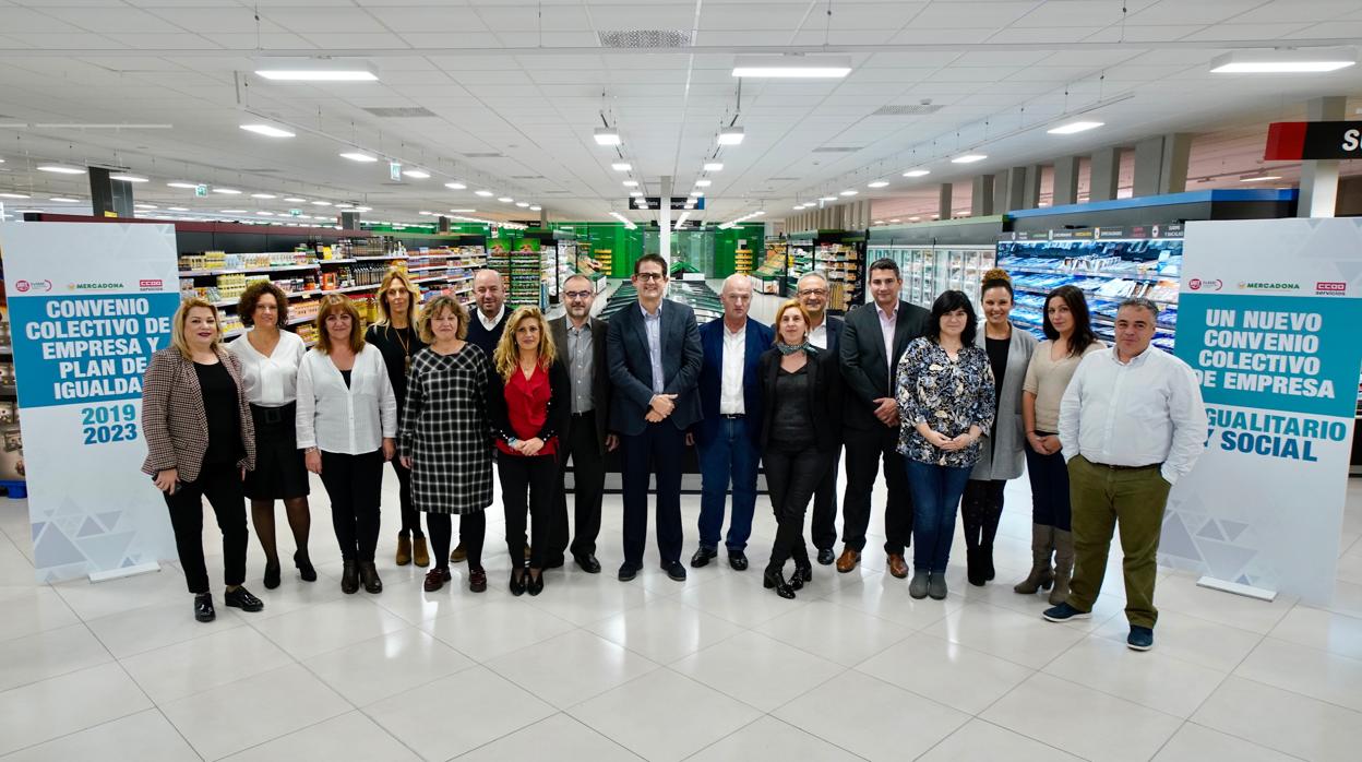 Imagen de los representantes de la empresa y los trabajadores tomada este martes en Paterna