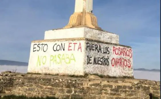 «Esto con ETA no pasaba»: Atacan con pintadas la cruz de Olárizu de Vitoria