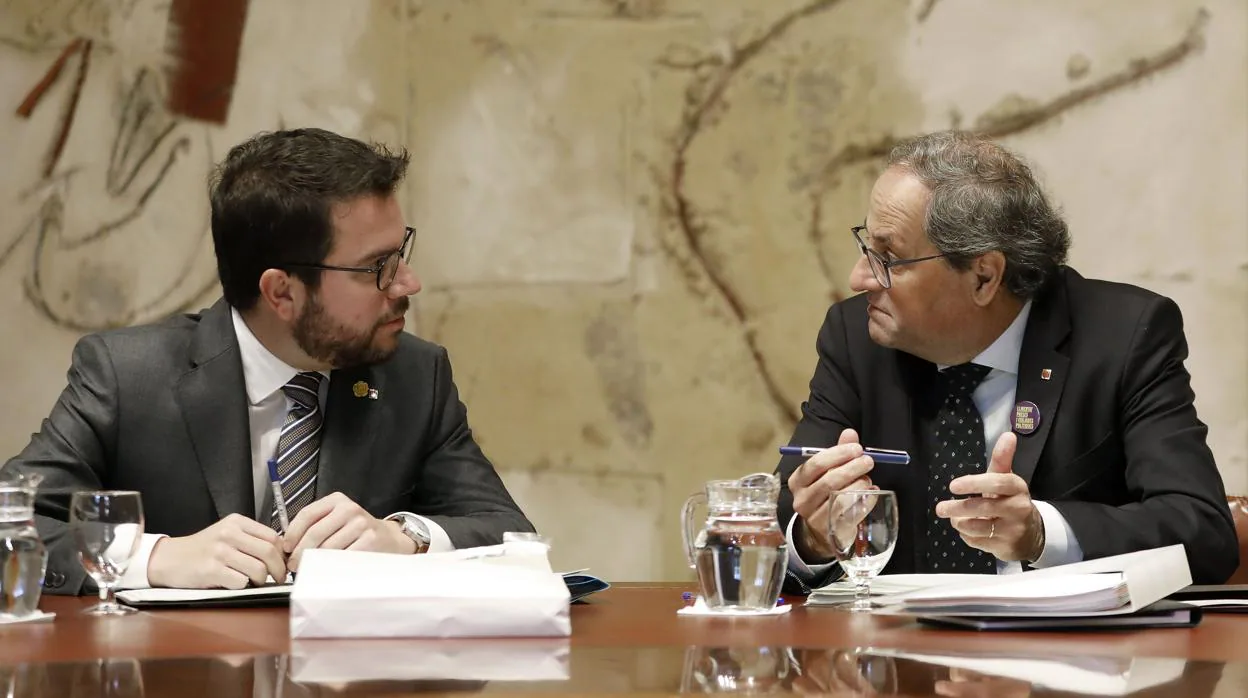 El presidente de la Generalitat, Quim Torra (dcha), junto a su vicepresidente, Pere Aragonés (izda), durante la reunión semanal del Govern celebrada este martes