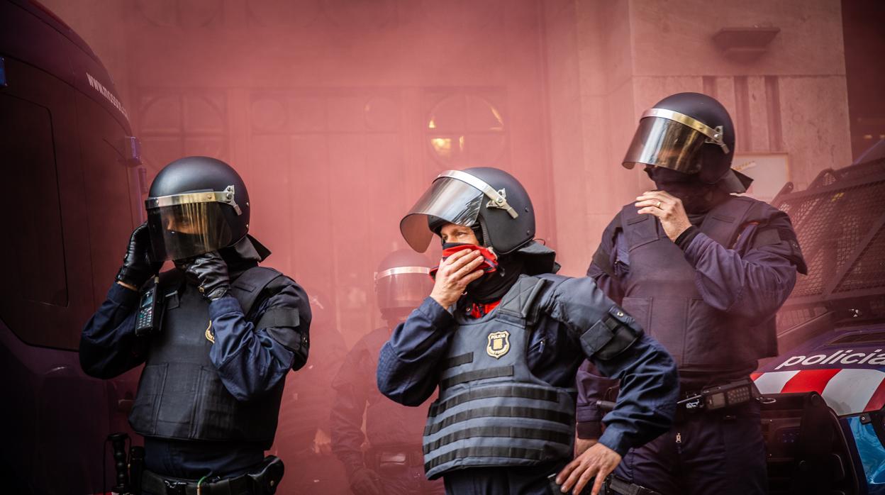 Mossos enuna manifestación de estudiantes en Barcelona el pasado noviembre