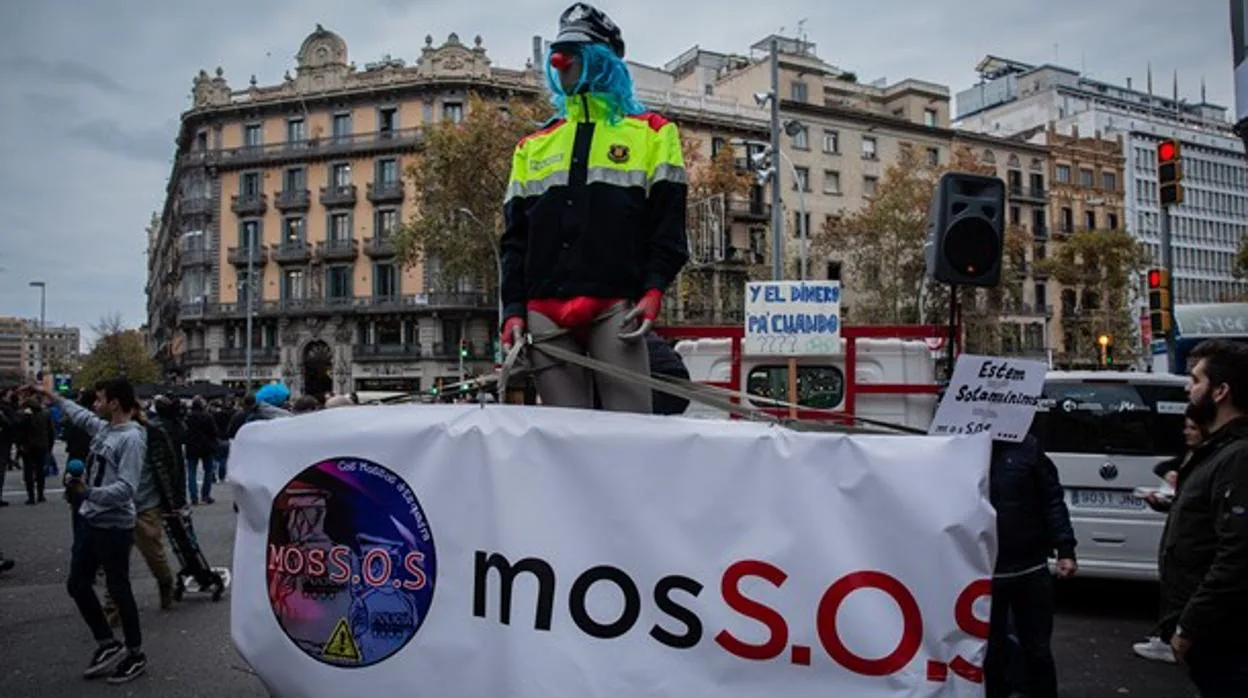 Los Mossos cortaron la Gran Via de Barcelona este miércoles en protesta por el recorte de pagas