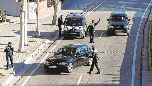 Prohibido circular a los coches sin distintivo de la DGT: cómo te afectan las restricciones