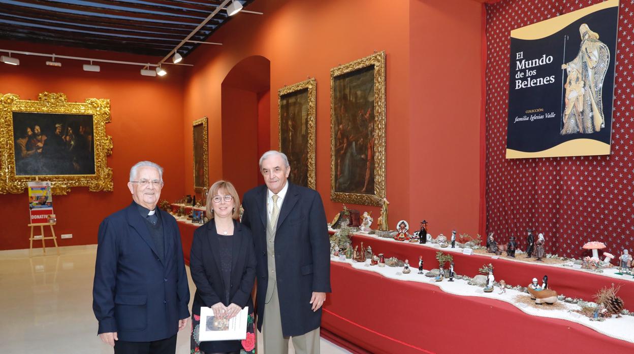 El sacerdote de San Felipe Neri, junto a la pregonera Montse Serrador y Germán Iglesias