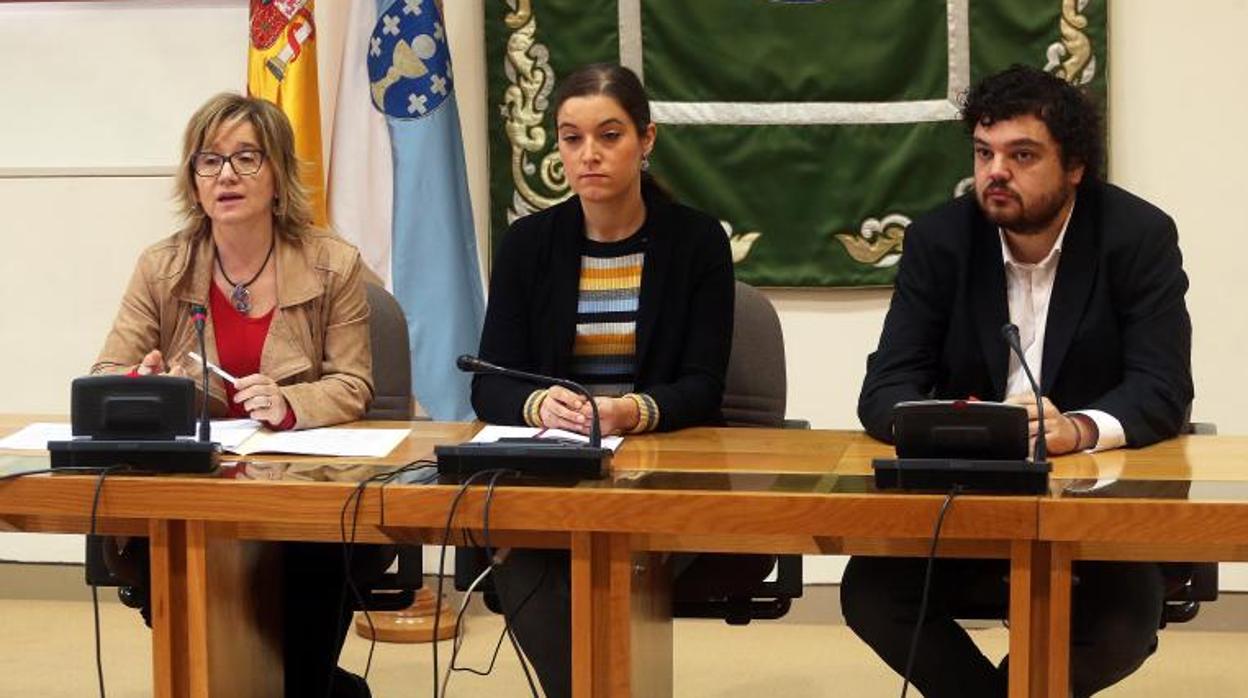 Los tres portavoces de sanidad de la oposición, Montse Prado (i), Eva Solla y Julio Torrado, este jueves en el Parlamento