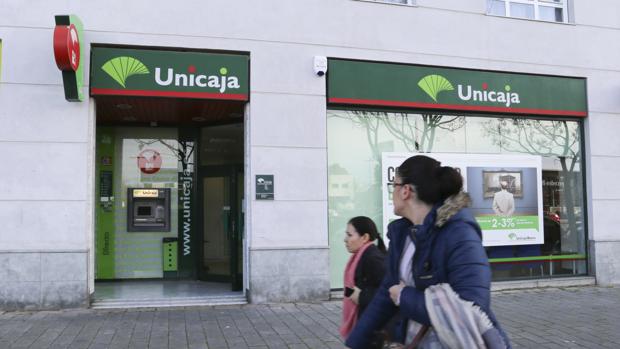 Unicaja Banco y sindicatos evitan un ERE y acuerdan 760 prejubilaciones y 200 traslados voluntarios