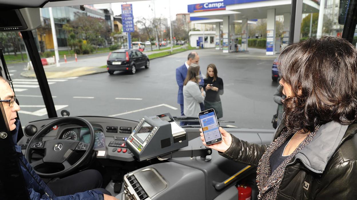 Mar Pereira, directora de la Amtega, durante el inicio ayer del pago por móvil