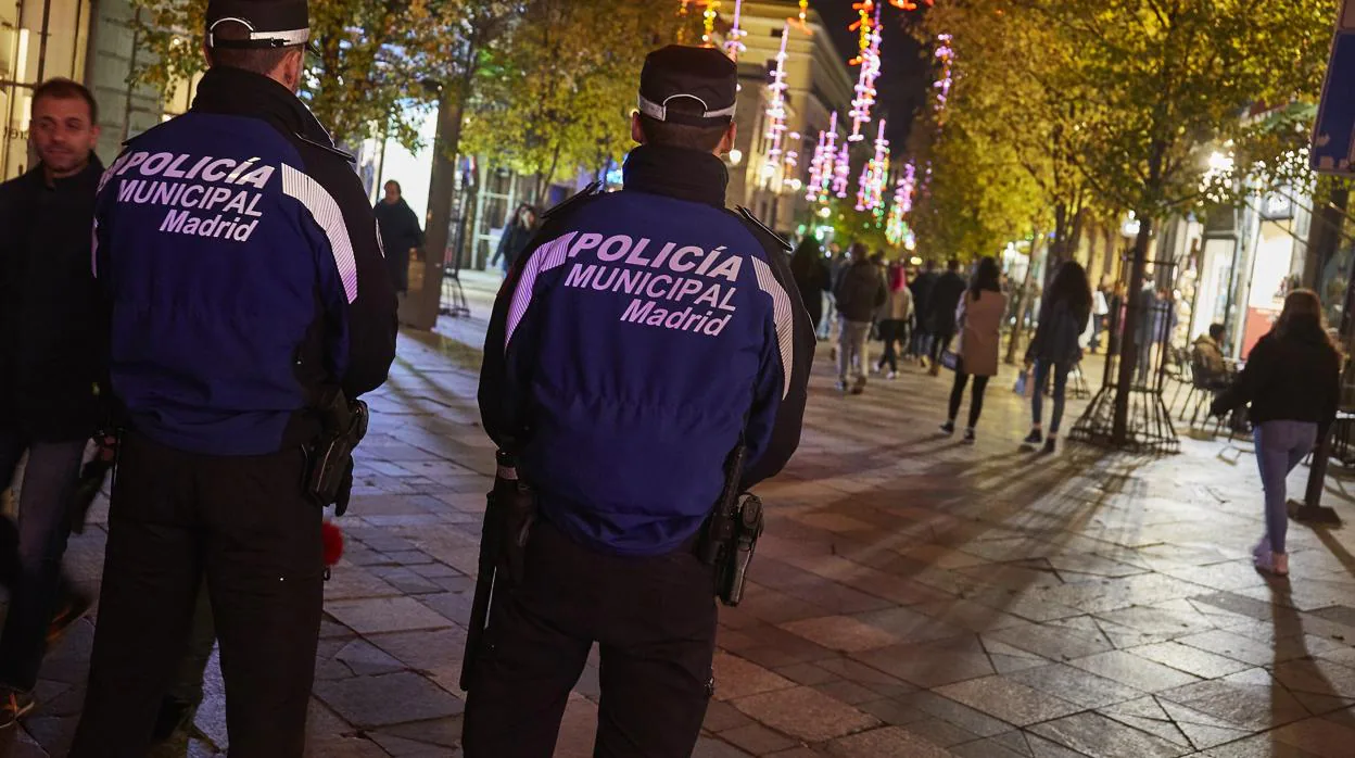 Dos policías municipales en las calles de Madrid