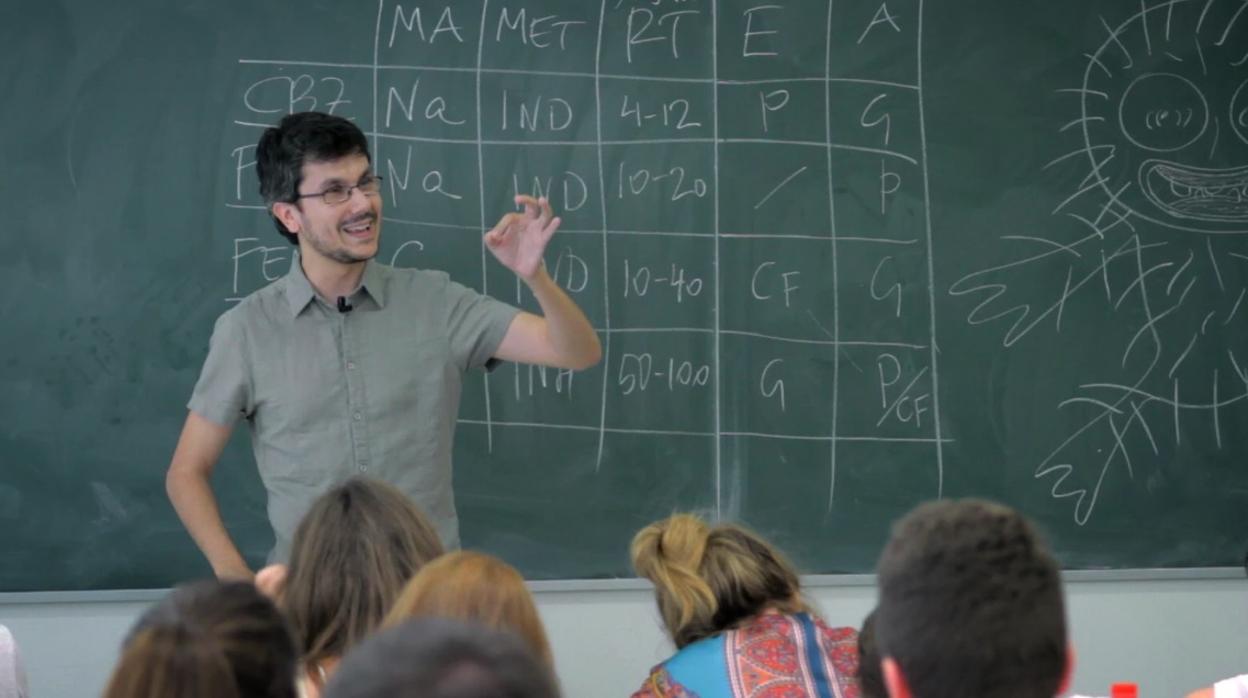 Fotograma de la película de Luis Calero en la que se narra «la lucha conjunta de un profesor con sus alumnos mientras preparan una oposición»