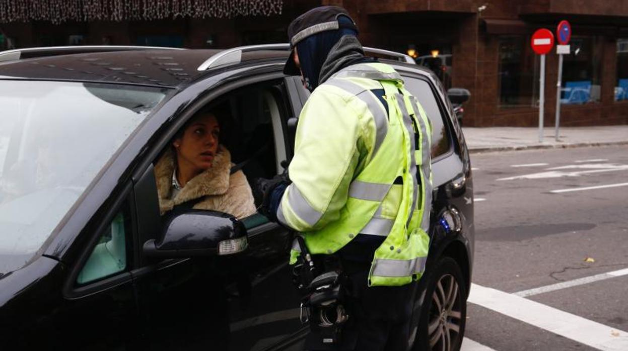 Un Policía Municipal pide la documentación a una conductora en el acceso de Conde Casal