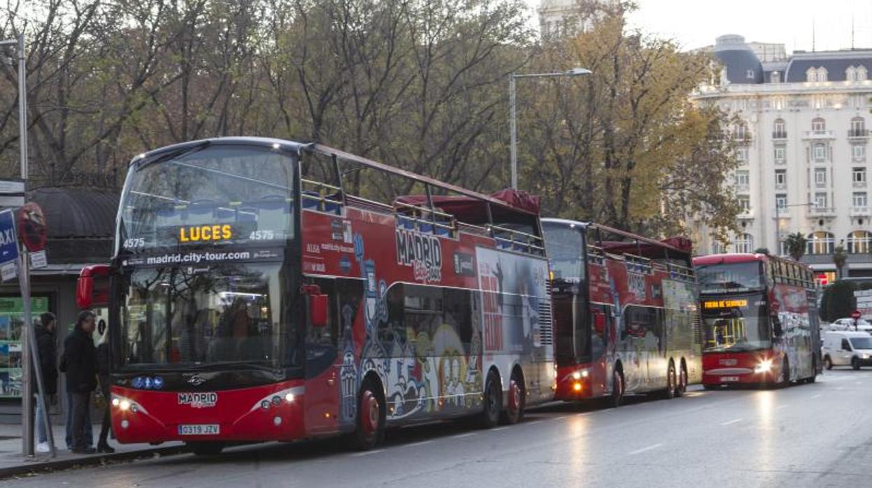 Autobuses de City Tour destinados a realizar el recorrido de la iluminación navideña