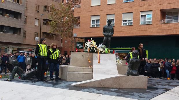 Emotiva y multitudinaria andada en recuerdo de la masacre de ETA en la casa cuartel de Zaragoza