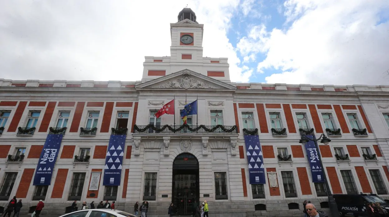 Fachada principal de la Real Casa de Correos, en el número 7 de la Puerta del Sol, sede actual del Gobierno de la Comunidad