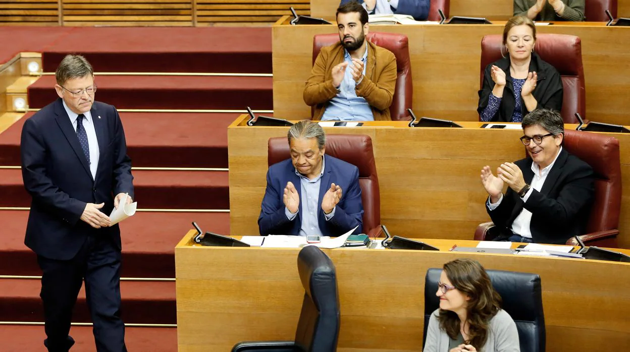 Manolo Mata en las Cortes Valencianas junto a sus compañeros de equipo de gobierno