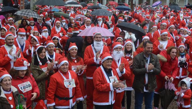 Casi 2.000 «Papás Noel» corren por Apandid en Torrijos